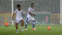 David Laly (kanan) dan Taufiq saat berlatih bersama Persib Bandung. (Bola.com/Nicklas Hanoatubun)