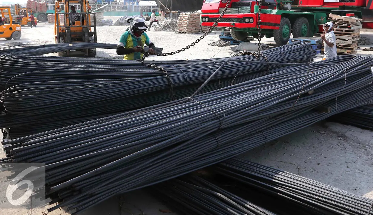 Buruh melakukan bongkar muat besi baja di Pelabuhan Sunda Kelapa, Jakarta Utara, Selasa (9/8). Harga tersebut berlaku di tingkat pedagang. Sementara di tingkat pengecer bisa lebih mahal 10%. (Liputan6.com/Angga Yuniar)