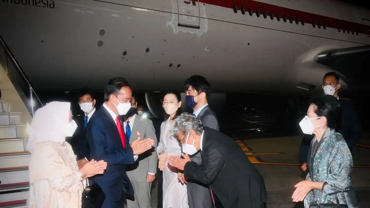Presiden Jokowi bersama Ibu Negara Iriana dan rombongan tiba di Tokyo, Jepang. (Foto: Biro Pers Sekretariat Presiden)