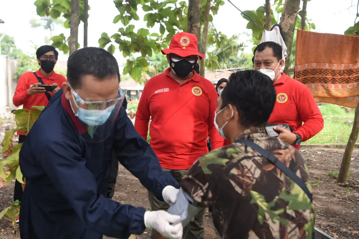 Kepala Badan Intelijen Daerah (Kabinda) Banten Brigjen TNI Cahyono Cahya Angkasa meninjau langsung penyelenggaraan vaksinasi door to door