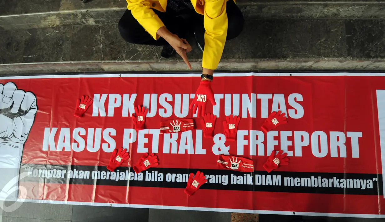 Massa Gerakan Anti Korupsi Alumni Lintas Perguruan Tinggi saat aksi damai di gedung KPK, Jakarta, (27/11). Mereka juga mendesak kasus praktik mafia dibelakang "perpanjangan" kontrak Freeport yang melibatkan sejumlah pejabat. .(Liputan6.com/Helmi Afandi)