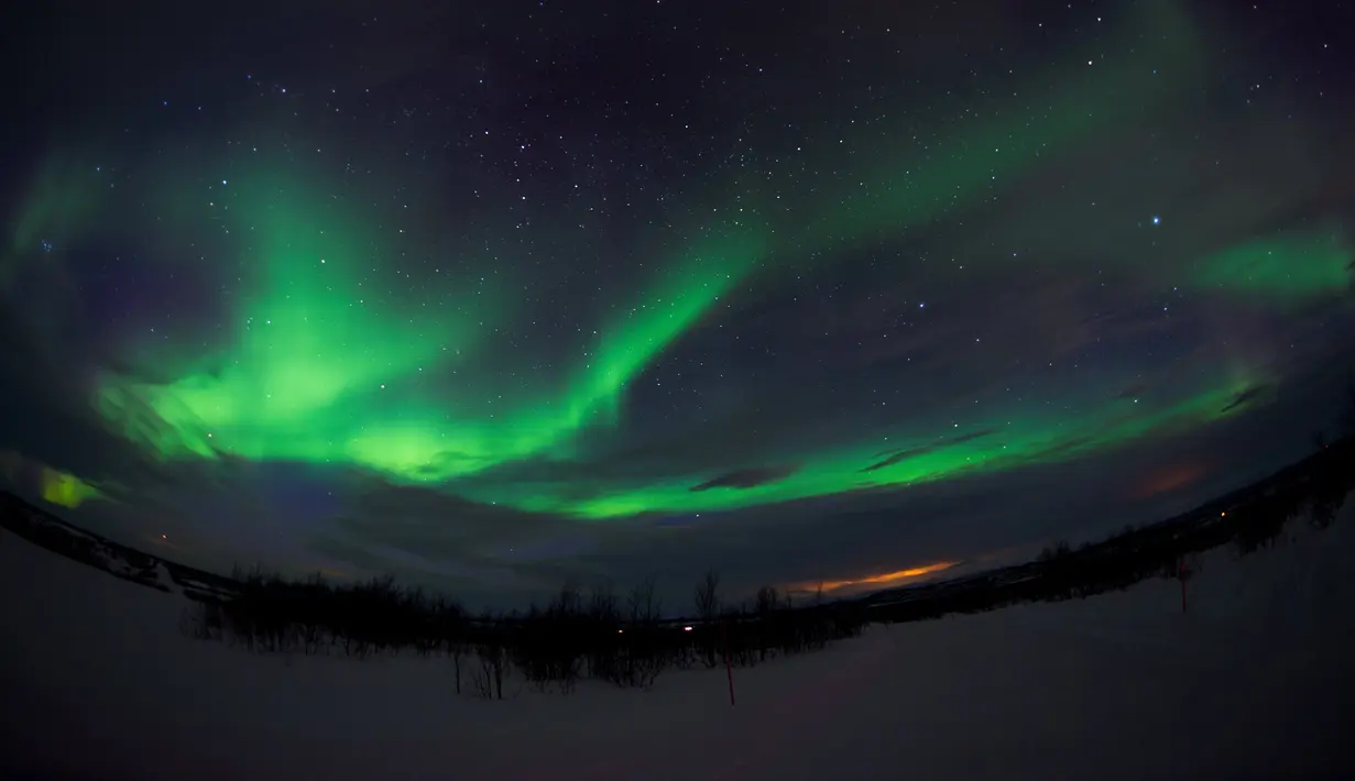 Interaksi antara medan magnetik yang dimiliki planet (bumi) dengan partikel bermuatan yang dipancarkan oleh Matahari menciptakan warna indah di langit, Kautokeino, Norwegia, Rabu (15/3).  (AFP PHOTO / Jonathan NACKSTRAND)