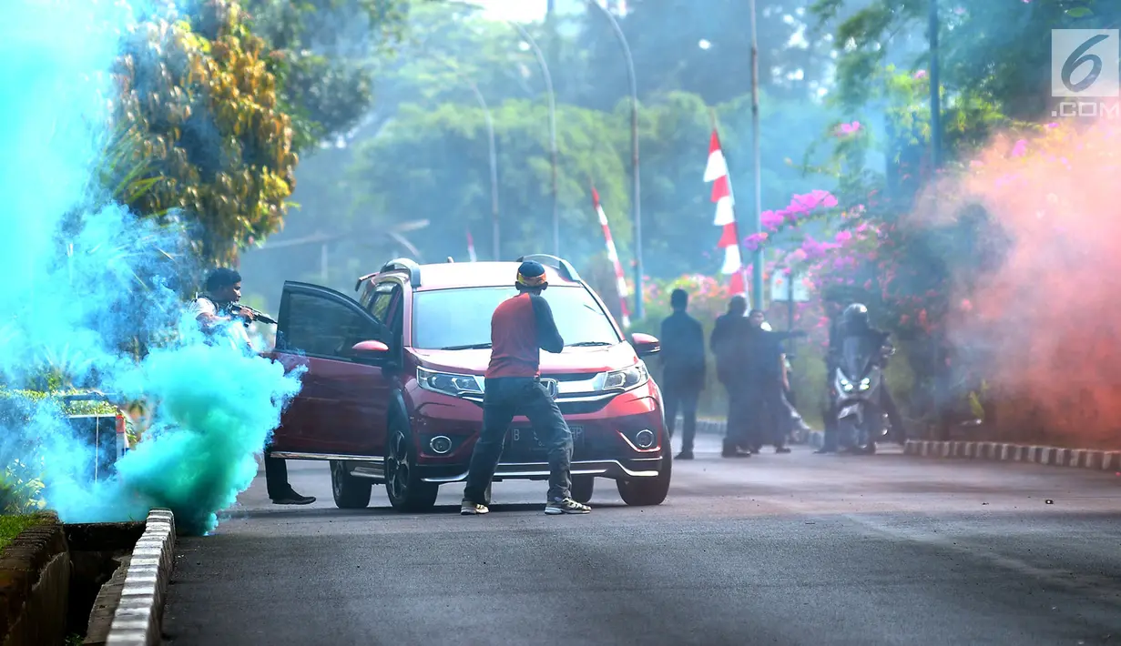 Personel TNI bertindak sebagai teroris dalam Latihan Penanggulangan Terorisme Satuan Gultor TNI di kawasan Gelora Bung Karno, Senayan, Jakarta Pusat, Rabu (1/8). Latihan itu sebagai persiapan pengamanan ajang Asian Games 2018. (Merdeka.com/Imam Buhori)
