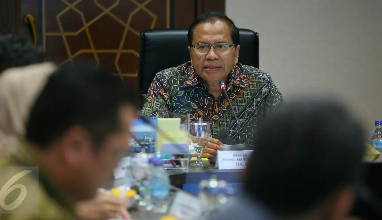Menteri Koordinator Bidang Maritim Rizal Ramli memberikan paparan saat rapat koordinasi di Gedung BPPT, Jakarta, Kamis (21/1/2016). Rapat koordinasi tersebut membahas pangan dan kemiskinan. (Liputan6.com/Faizal Fanani)