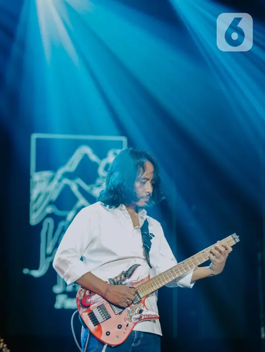 Aksi Dewa Budjana saat penampilan Janapati pada Jakarta International BNI Java Jazz Festival 2020 di Jakarta, Minggu (1/3/2020). Duo akustik kolaborasi gitaris Dewa Budjana dan Tohpati tersebut membawakan beberapa instrumen diantaranya Janapati Ratu Kanya dan Rahadis. (Liputan6.com/Faizal Fanani)