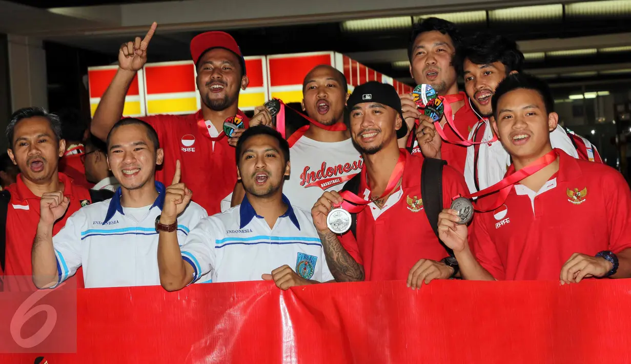 Tim nasional basket putra/putri Indonesia saat tiba di Bandara Soekarno-Hatta, Banten, Selasa (16/6/2015). Mereka berhasil mengawinkan dua medali perak di cabang olahraga basket pada SEA Games 2015 di Singapura. (Liputan6.com/Helmi Afandi)