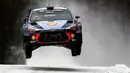 Pebalap Hyundai i20 Coupe WRC asal Belgia, Thierry Neuville, melompati tumpukan salju pada Reli Swedia 2017 di Torsby, Swedia, Jumat (10/2/2017). (EPA/Nikos Mitsouras)