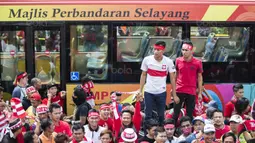 Suporter mengantri untuk menonton Timnas Indonesia yang akan melawan Timor Leste pada laga SEA Games di Stadion MPS, Selangor, Minggu (20/8/2017). Indonesia menang 1-0 atas Timor Leste. (Bola.com/Vitalis Yogi Trisna)
