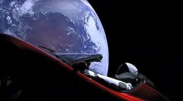 Mobil Tesla Roadster yang dilengkapi manekin astronot bernama Starman berada di roket Falcon Heavy (6/2). SpaceX melontarkan mobil listrik Tesla Roadster berwarna cherry red ke orbit Mars. (Ho/SpaceX/AFP)