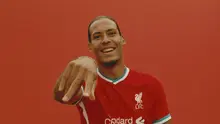 Bek Liverpool mengenakan kostum kandang terbaru Liverpool untuk musim 2020/2021 (Istimewa)
