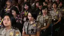 Sejumlah polisi wanita (polwan) berjaga saat Debat Final di Bidakara, Jakarta, Jumat (10/2). Para Polwan ini ditempatkan berdampingan dengan pendukung pasangan Cagub & Cawagub DKI  Jakarta. (Liputan6.com/Faizal Fanani)