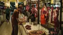 Pedagang daging di Pasar Kebayoran Lama, Jakarta, Senin (3/5/2021). Sekretaris Jenderal APPSI Ngadiran mengatakan, khusus untuk harga daging segar saat ini sudah lebih dari Rp 110.000 per kilogram. (Liputan6.com/Johan Tallo)