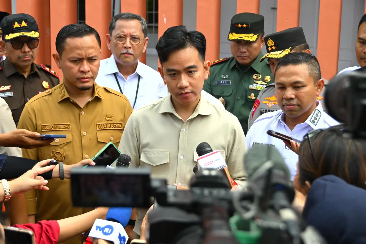 Wakil Presiden (Wapres) RI, Gibran Rakabuming Raka Usai Meninjau Sekolah Rakyat Abiseka di Pekanbaru, Riau pada Senin (28/7/2025)