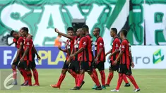Kapten tim Persipura, Boaz Salossa (tengah) memberi arahan saat jeda laga pembuka turnamen Piala Presiden 2017 melawan PSS Sleman di Stadion Maguwoharjo, Sleman, Sabtu (4/2). Laga berakhir imbang 0-0. (Liputan6.com/Helmi Fithriansyah)