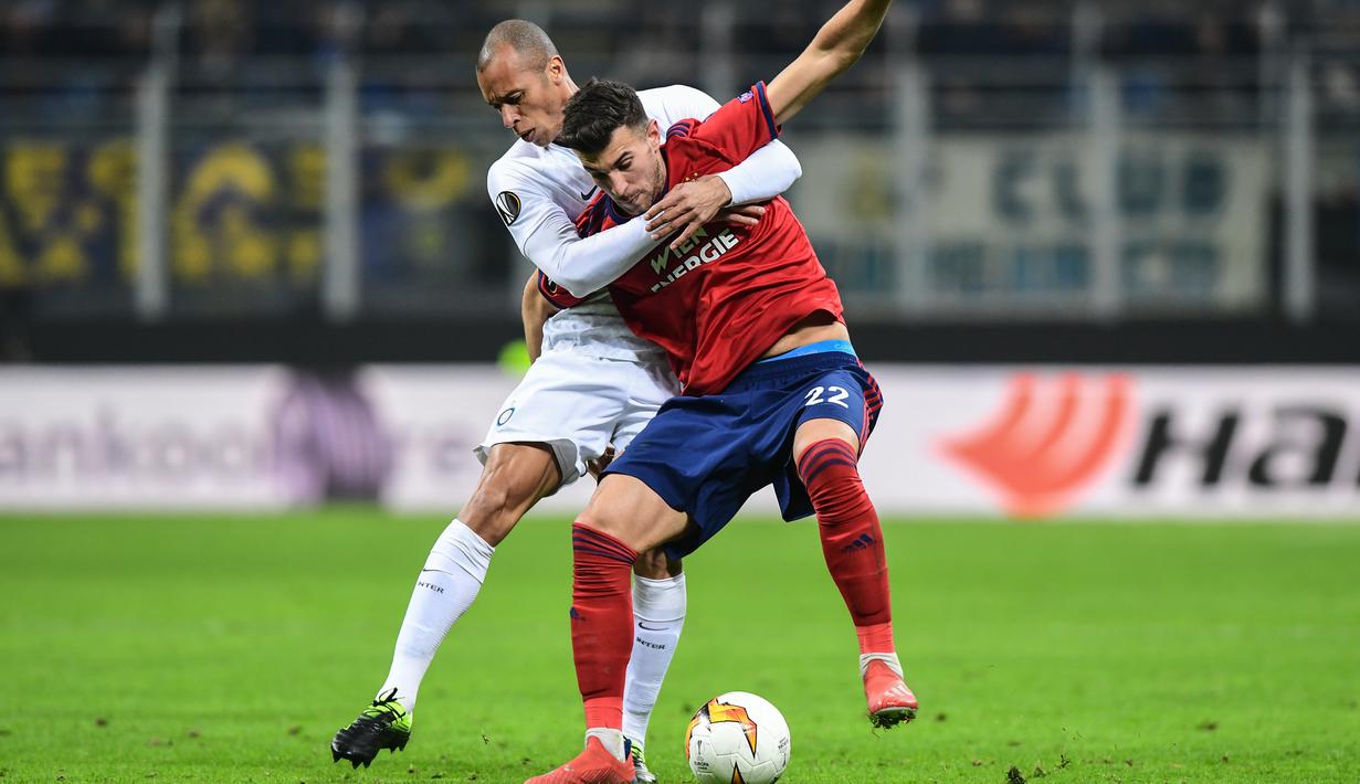 Duel antara Andrija Pavlovic dan Miranda pada leg 2, babak 16 besar Liga Europa yang berlangsung di stadion Giuseppe Meazza, Milan, Jumat (22/2). Inter Milan menang 4-0 atas rapid Wien. (AFP/Miguel Medina)