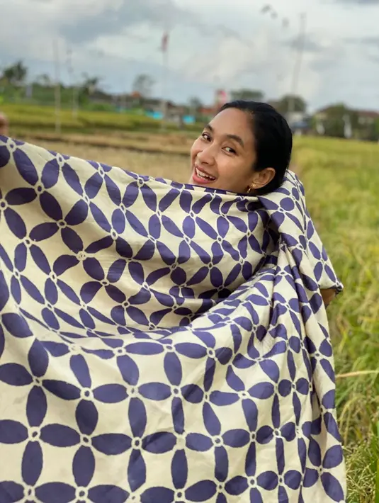 "Menyewakan komik-komik Yang saya juga Sewa dari Tukang komik di sekolah. Yaitu petruk gareng karya Tatang s Dan laris...," lanjut Happy Salma yang mengunggah sampul komik tersebut. (Instagram/happysalma)