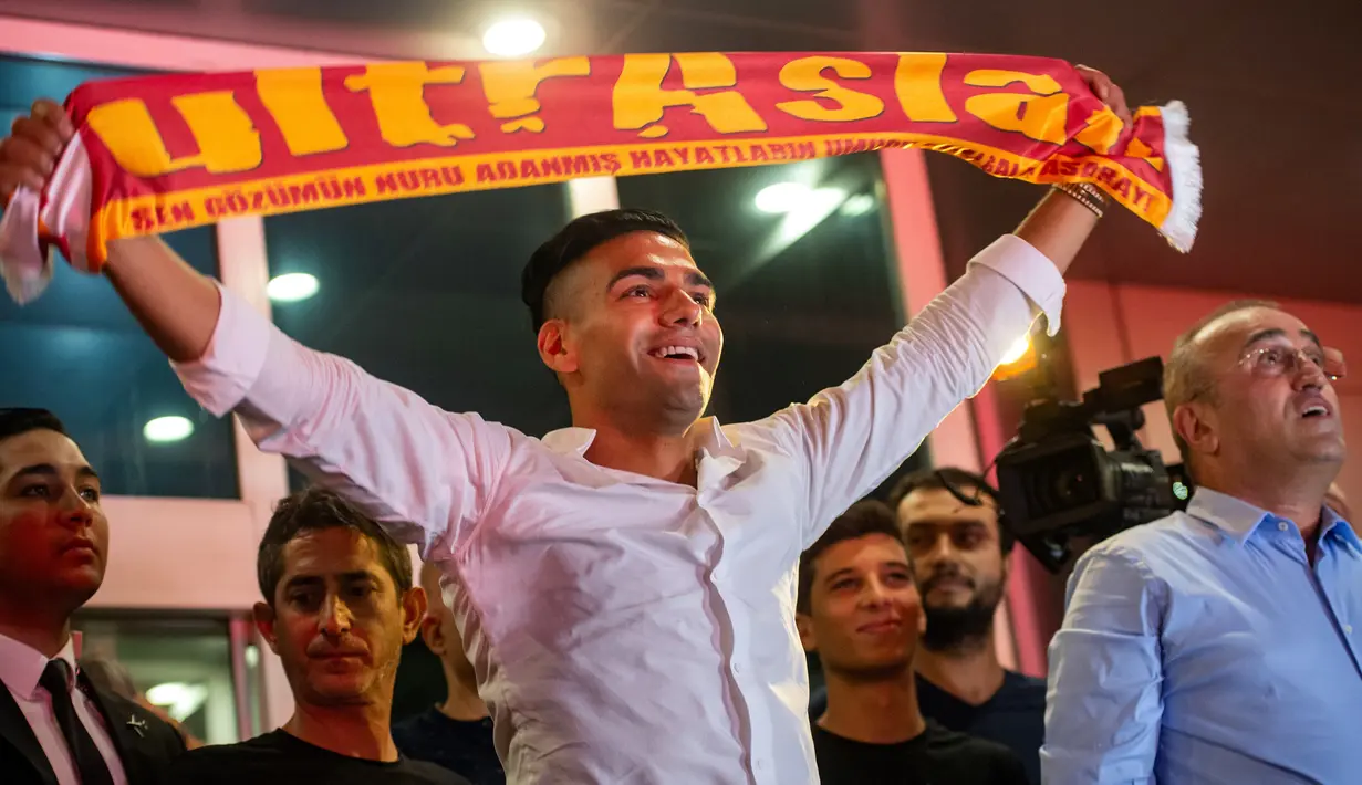 Striker Kolombia Radamel Falcao membentangkan syal klub barunya saat tiba di Bandara Ataturk di Istanbul (1/9/2019). Pemain 33 tahun ini dibeli Galatasaray dari klub Prancis, AS Monaco. (AFP Photo/Yasin Akgul)