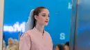 Tampil lebih kasual feminin dengan atasan lengan pendek pink dipadukan rok slit putih. [dok. Plaza Indonesia]