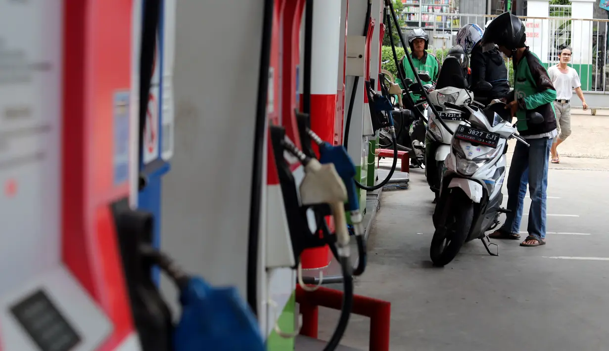 Sejumlah kendaraan mengisi bahan bakar minyak (BBM) di SPBU Kuningan Jakarta, Sabtu (5/5). Penambahan subsidi solar akan berkisar Rp 500 hingga Rp 1.500 per liter. (Liputan6.com/Johan Tallo)