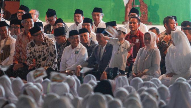 Gaya Menggemaskan Cucu Jokowi Saat Apel Akbar Hari Santri di Solo