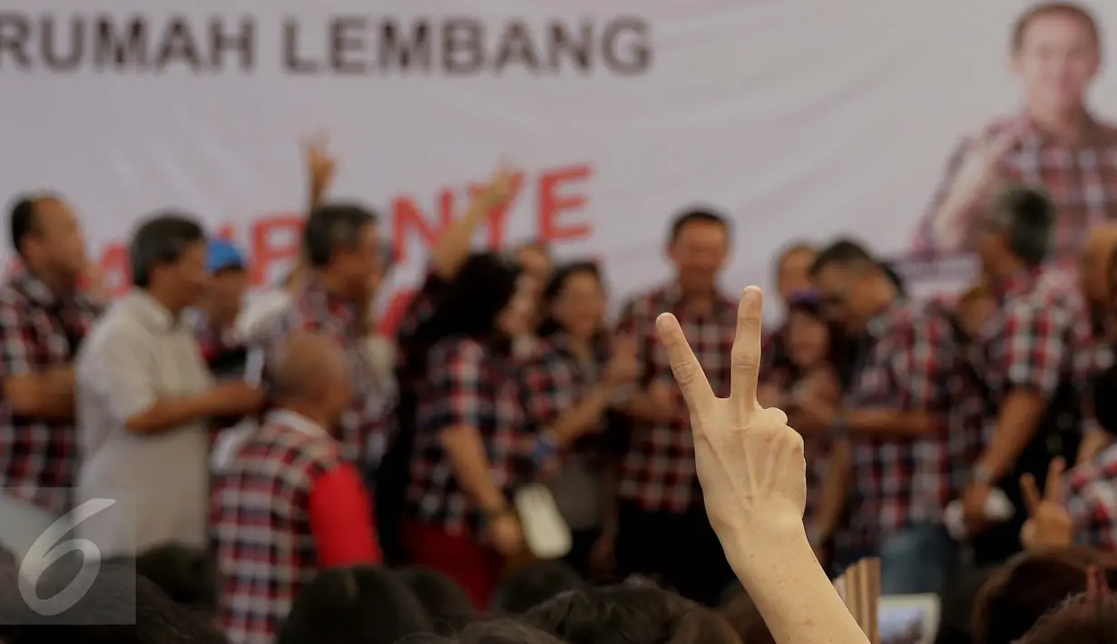 Warga berpose menunjukkan dua jari di Rumah Lembang, Jakarta, Kamis (24/11). Sejumlah warga dan selebriti memberikan dukungan dan menyampaikan keluhan kepada Cagub DKI Jakarta Basuki Tjahaja Purnama atau Ahok di Rumah Lembang (Liputan6.com/Gempur M Surya)