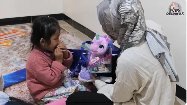 8 Potret Putri Delina Ziarah Makam Ibunda, Kunjungi Bintang Adik Sambungnya