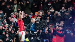 Gol Harry Maguire pada menit ke-90+3 dianggap kontroversial lantaran bek tengah Inggris itu berada dalam posisi offside saat menerima umpan dari tendangan bebas. (AP Photo/Dave Thompson)
