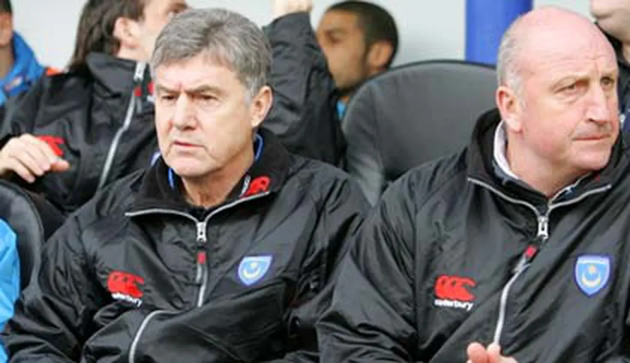 Portsmouth Manager Paul Hart (R) sits with his assistant Brian Kidd (L) prior the Premier League football match between Portsmouth FC and Manchester City FC at Fratton Park, on February 14, 2009. AFP PHOTO / Geoff Caddick.