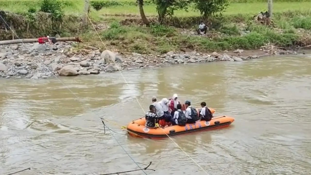 Siswa SD di Sukabumi Berangkat Sekolah Seberangi Sungai Naik Perahu Karet