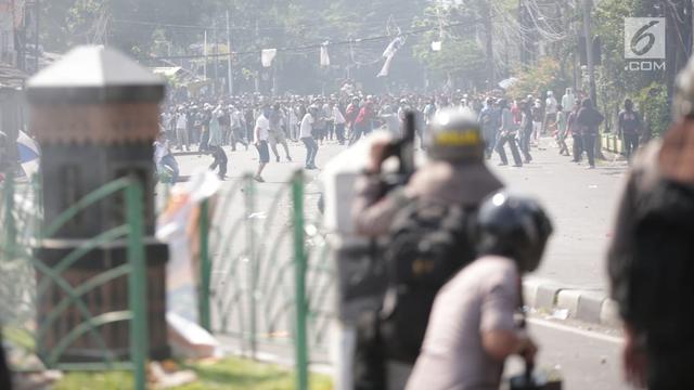 Massa Aksi dan Polisi Bentrok di Petamburan