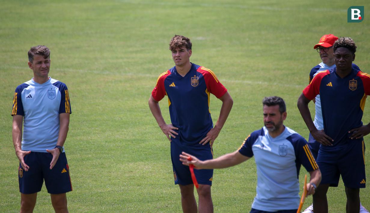 <p>Pelatih Timnas Spanyol U-17 Hernan Perez memberikan instruksi dalam sesi latihan menjelang Piala Dunia U-17 2023 di Lapangan Gelora Samudera, Kuta, Bali pada Jumat pagi (3/11/2023). (Bola.com/Alit Binawan)</p>
