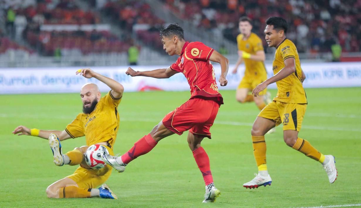 Persija memiliki motivasi berlipat untuk kembali ke jalur kemenangan di hadapan pendukung setia mereka sekaligus memperbaiki posisi di klasemen. Tampak dalam foto, bek kiri Persija Jakarta, Dony Tri Pamungkas (tengah) mencoba melewati adangan Bhayangkara FC pada lanjutan BRI Super League 2025/2026 di Stadion Utama Gelora Bung Karno (SUGBK), Jakarta, Senin (29/12/2025). (Bola.com/M Iqbal Ichsan)