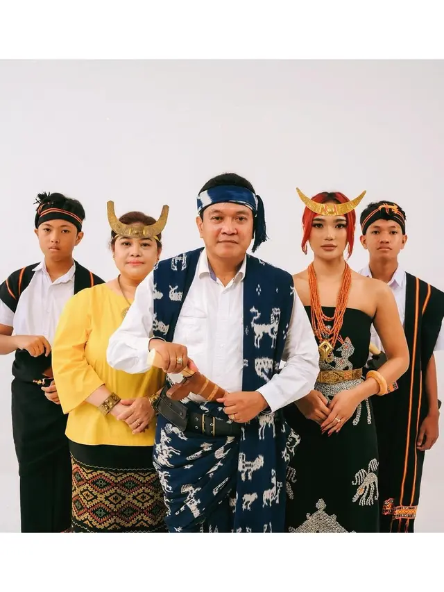 Rayakan Natal di Kupang, Ini 6 Pemotretan Marion Jola Bareng Keluarga