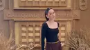 <p>Alyssa Daguise hadir dengan gaya kasual, ia tampil mengenakan atasan long slevee hitam dipadukan celana panjang kecoklatan. Melengkapi tampilannya dengan belt Hermes abu-abu dan silleto heels hitam. Tak lupa ia membawa tas Hermes coklat model picotin lock seharga sekitar Rp73 jutaan. [@alyssadaguise]</p>