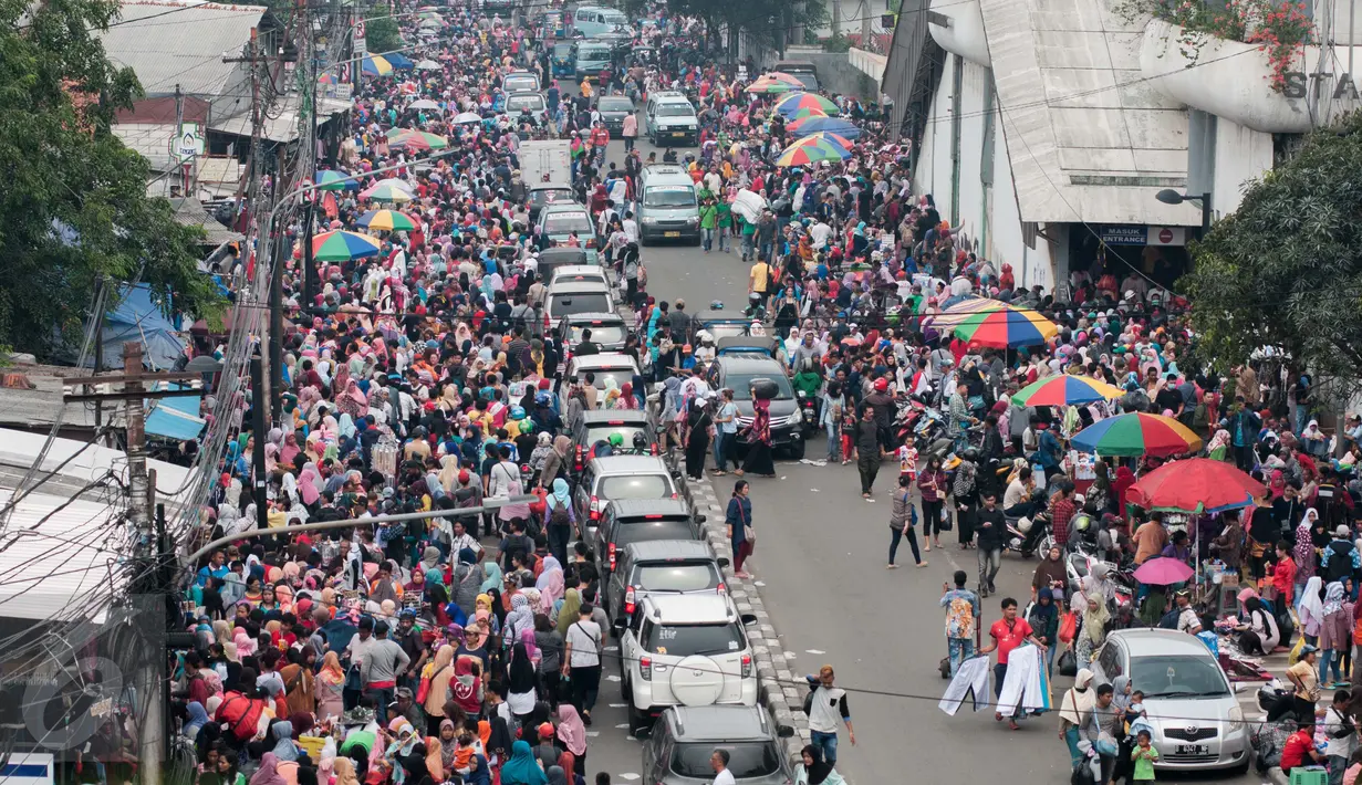Sejumlah pedagang kaki lima (PKL) berjualan di trotoar Jalan Jati Baru, kawasan Tanah Abang, Jakarta, Kamis (11/5). Keberadaan pedagang yang berjualan menganggu akses pejalan kaki dan kendaraan yang melintas di kawasan itu. (Liputan6.com/Gempur M Surya)