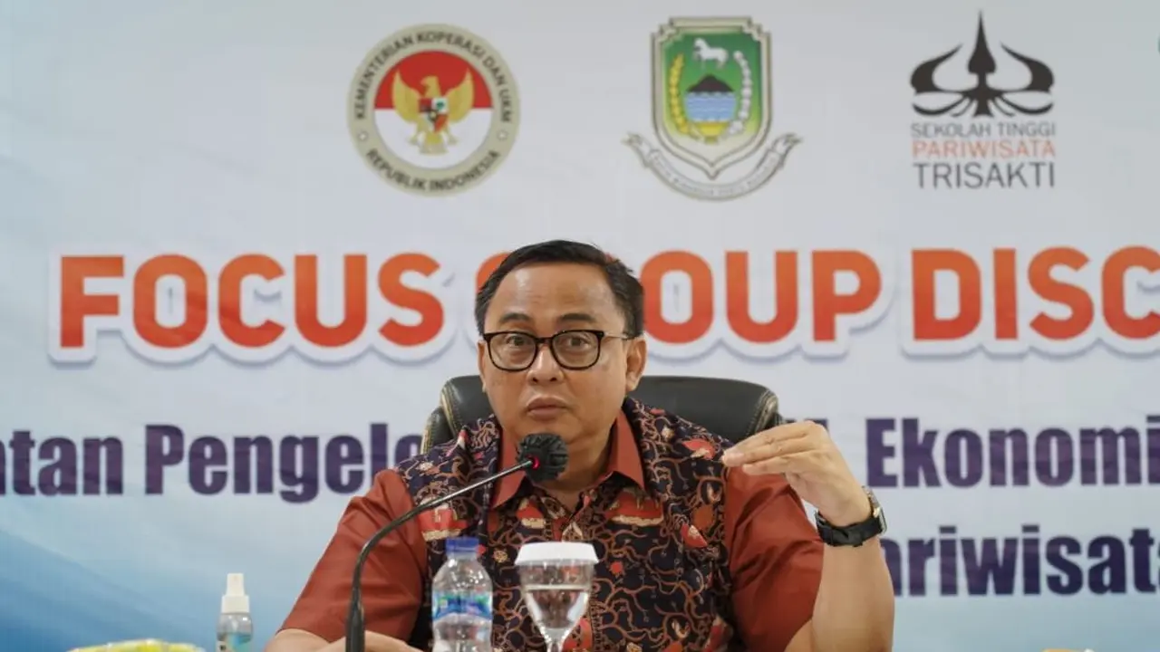 Sekretaris Kementerian Koperasi dan UKM Rully Indrawan dalam acara Focus Group Discussion (FGD) bertema penguatan pengelolaan UMKM, ekonomi kreatif, dan koperasi di sektor pariwisata, di Kabupaten Kuningan, Rabu (2/12/2020). (Foto: Kemenkop)