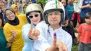 Bersama suami, Raffi Ahmad, Nagita tampak menikmati momen pencoblosan dengan cara yang sederhana, dibonceng Raffi menggunakan Vespa menuju tempat pemungutan suara (TPS).