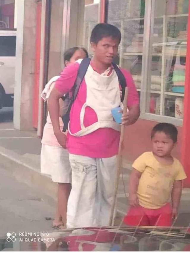 viral bocah tuntun orangtua tunanetra