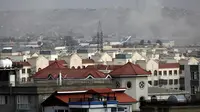 Asap mengepul dari ledakan mematikan di luar bandara di Kabul, Afghanistan, Kamis, 26 Agustus 2021 (AP Photo)