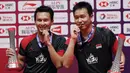 Pasangan ganda putra Mohammad Ahsan/Hendra Setiawan berpose dengan trofi dan medali seusai mengalahkan Hiroyuki Endo/Yuta Watanabe dari Jepang pada final BWF World Tour Finals 2019 di Tianhe Gymnasium, Guangzhou, China (15/12/2019). Ahsan/Hendra menang  24-22, 21-19.  (AP Photo/Andy Wong)