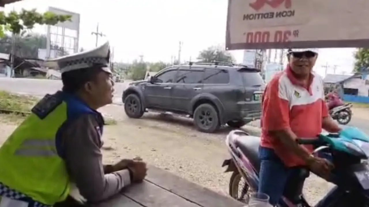 Seorang warga yang marah kepada personel Polres Indragiri Hulu karena ditegur tak memakai helm.
