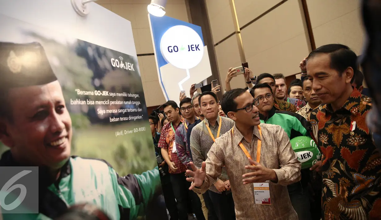 Presiden Joko Widodo berbincang dengan pendiri Go-Jek Nadiem Makarim usai pembukaan Indonesia Fintech Festival & Conference di Tangerang, Selasa (30/8). Fintech merupakan industri jasa keuangan berbasis teknologi digital. (Liputan6.com/Faizal Fanani)