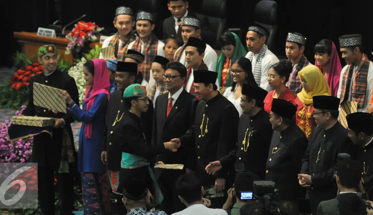 Basuki T Purnama berjabat tangan dengan muda-mudi Jakarta usai Rapat Paripurna Istimewa di Gedung DPRD Provinsi Jakarta, Senin (22/6/2015). Rapat Paripurna Istimewa tersebut berlangsung dalam rangka HUT ke-488 Jakarta. (Liputan6.com/Herman Zakharia)