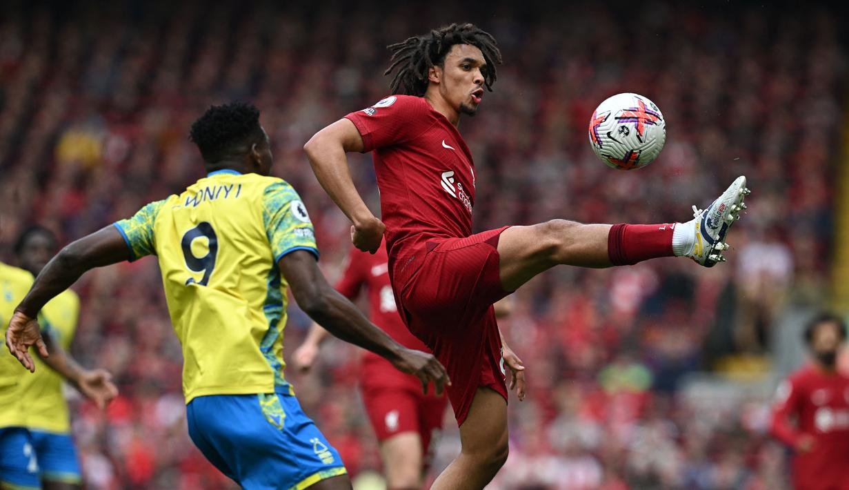 Pemain Liverpool, Trent Alexander-Arnold (kanan) berusaha mengontrol bola pada laga pekan ke-32 Liga Inggris 2022/2023 di Anfield, Liverpool, Sabtu (22/04/2023) WIB. The Reds berhasil menang dengan skor 3-2. (AFP/Paul Ellis)
