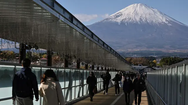 Indahnya Pemandangan Puncak Gunung Fuji yang Kembali Diselimuti Salju