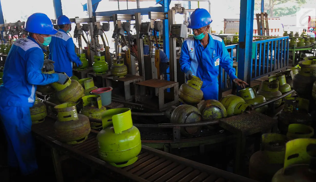 Pekerja melakukan sejumlah tahap pengisian LPG pada tabung 3 Kg di SPBE (Stasiun Pengisian Bahan Bakar Elpiji), Srengseng, Jakarta, Jumat (3/5/2019). PT Pertamina (Persero) menjamin ketersediaan LPG di bulan Ramadan dan tidak ada kenaikan harga. (Liputan6.com/Angga Yuniar)