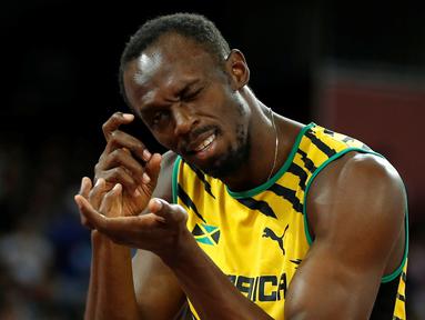 Sprinter Jamaika, Usain Bolt, berpose layaknya fotografer jelang berlomba di nomor lari 200m putra Kejuaraan Dunia Atletik 2015 di Stadion Nasional, Beijing, Tiongkok. (25/8/2015). (Reuters/Phil Noble)