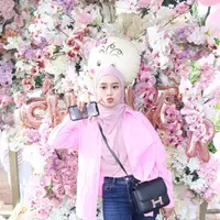 Di acara Baby Shower Aurel Hermansyah, Lesty Kejora hadir dengan outfit serba pink. Dengan innerwear berwarna merah muda, ditumpuk dengan oversized dan hijab bernuansa sama. Ia padukan dengan celana jeans, sling bag Hermes berwarna hitam, dan sepatu yang juga berwarna pink. Foto: Instagram.