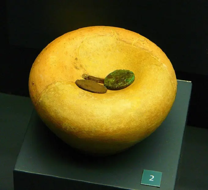 Tempat menyimpan uang berbentuk vas milik orang-orang Roma, diperkirakan berasal dari abad ke-2 Masehi. Kotak uang kuno ini muncul dalam catatan arkeologi dalam berbagai bentuk. (The Vintage News)