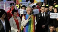 Aktivis veteran gay, Chi Chia-wei, yang mendaftarkan kasus pernikahan sesama jenisnya. (AFP)